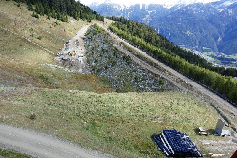 Arbeiten am Lawinendamm oberhalb Schönjoch Mittelstation.