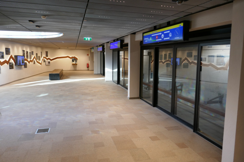 Dorfbahn Station Kirche Innenansicht. An dieser Station gibt es eine Galerie mit Bildern und Texzen die die Entwicklung des Skigebietes beschreiben.