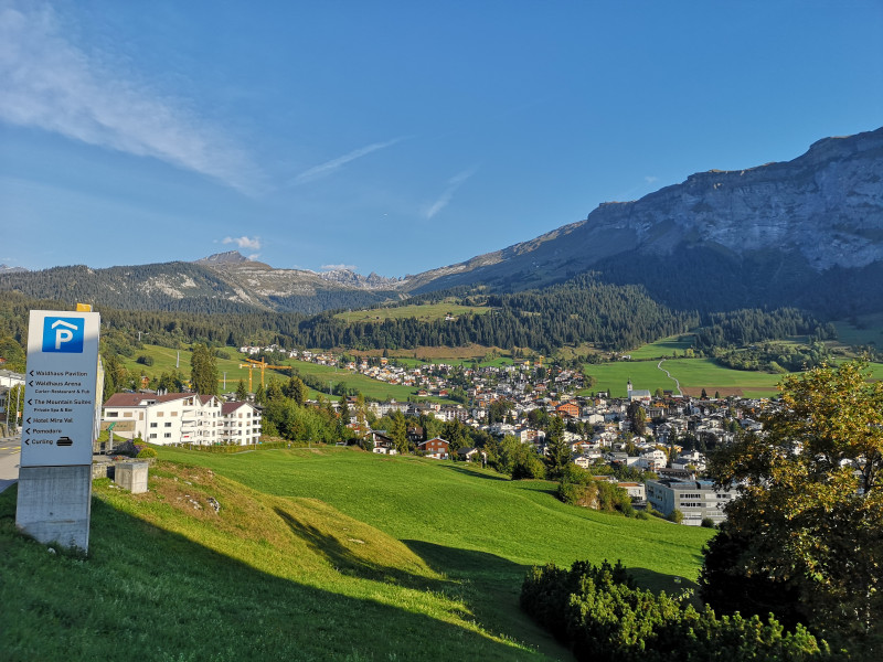 Blick auf Flims Dorf mit den Tschingelhörnern im Hintergrund. Hier sind wir links abgebogen (siehe Tafel).