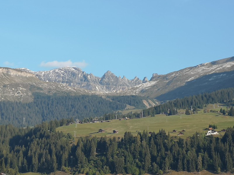 Tschingelhörner im Zoom. Ausserdem sind auf dem Bild die Sesselbahnen Foppa und Naraus, der Schlepplift Spaligna und die PB Grauberg zu sehen.