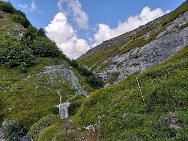 So ging es dann über diese Brücke. Im Hintergrund zogen weitere Wolken auf.