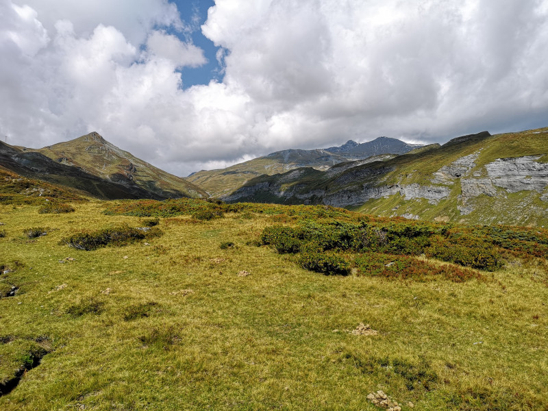Kurz vor der Abzweigung: Links der Gipfel des Crap Masegn, in der Mitte (nur schlecht erkennbar) die Bergstation auf Fuorcla Sura, die Berge rechts hinten sind der Vorab Ping bzw. dahinter der Bündner Vorab.
