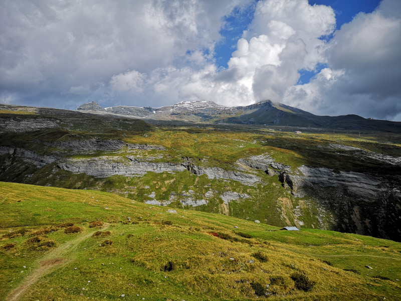 Blick zum Laaxerstöckli, mit der Bergstation der La Siala-Gondelbahn wenig darunter (leider kaum zu erkennen).