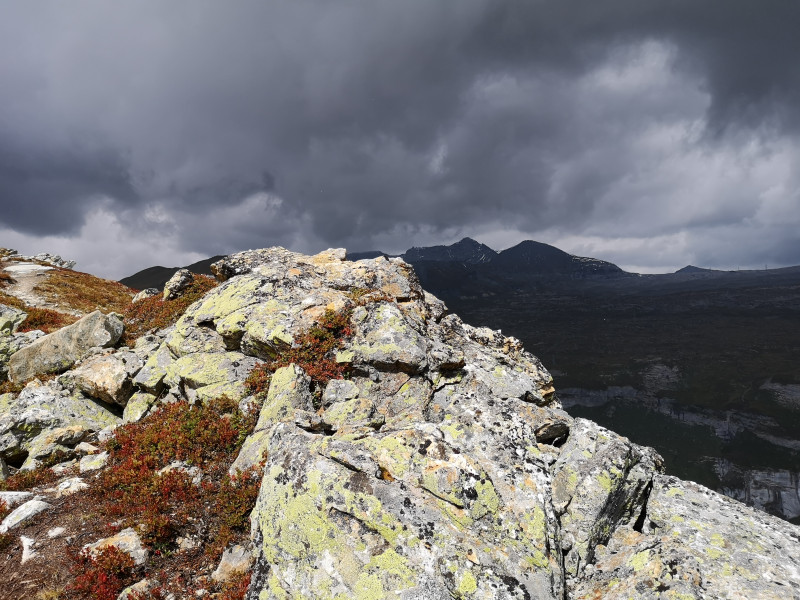 Fast ganz oben: Interessanter Kontrast zwischen Sonne im Vordergrund und dunklen Wolken im Hintergrund. Wahnsinnig wie schnell in den Bergen das Wetter wechseln kann. Seit der Brücke waren wohl ca. 1,5 h vergangen.