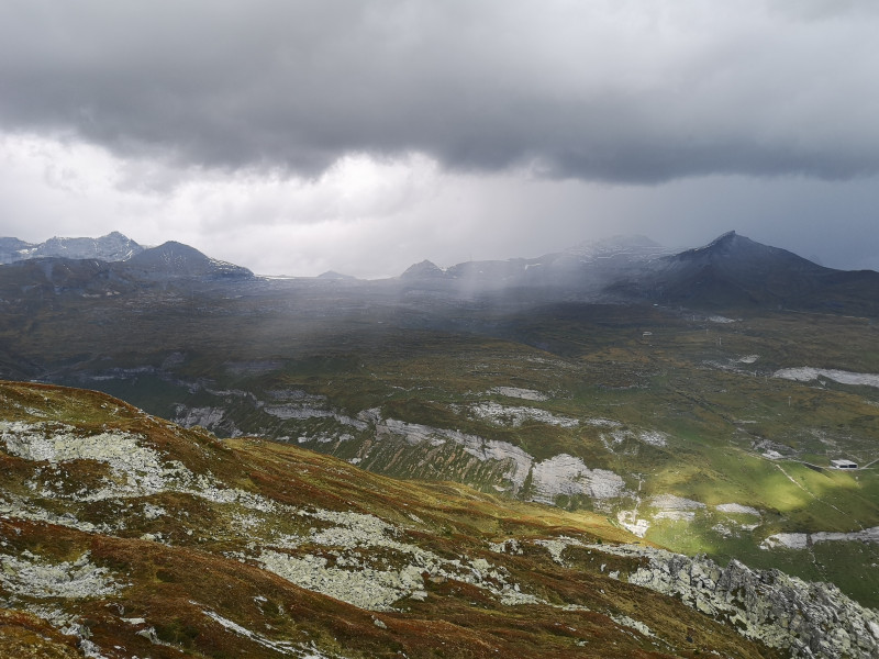 Wenig später regnete es dann auf der anderen Talseite, während bei uns immer wieder die Sonne schien. Zum Glück hatten wir uns für diese Route entschieden: Die Camona da Vorab (ca. in Bildmitte) hat wohl auch Regen bekommen.