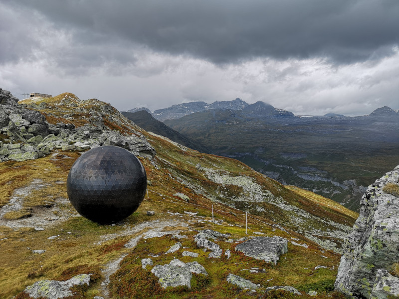 Bergpanorama mit Kugel. Weiss jemand warum die dort hin gestellt wurde? Links oben die Bergstation des Alp Dado Sessellifts.