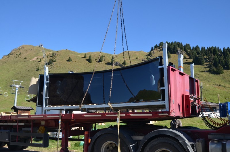 Anlieferung von Scheiben für die Raintal-Talstation am Trattalm-Lagerplatz