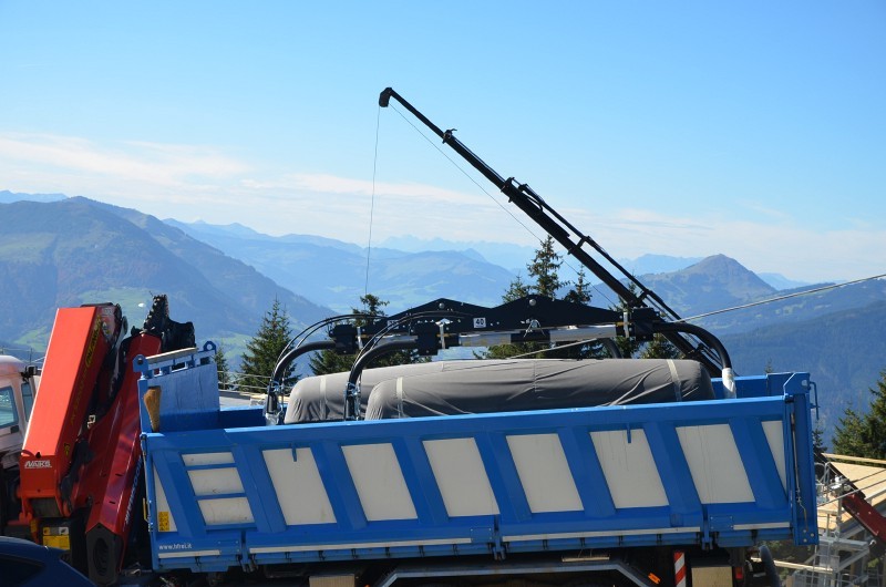 Die am Trattalm-Lagerplatz gelagerten Sessel werden jetzt anscheinend umgelagert