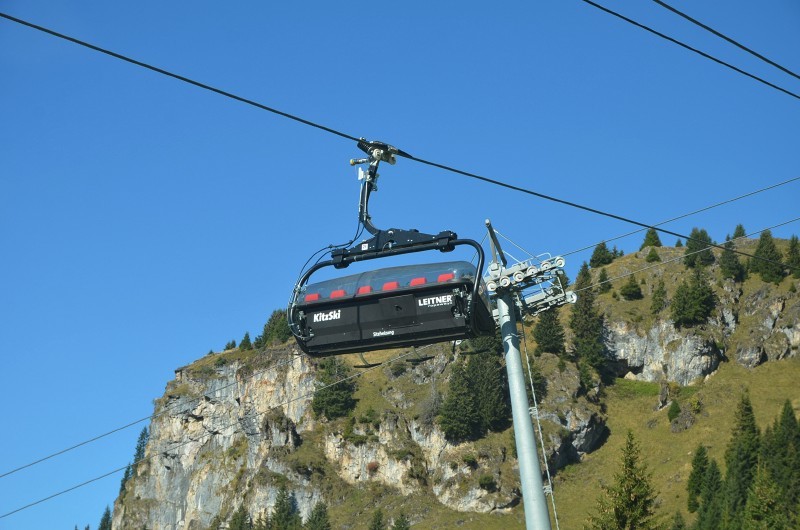 Der Sessel hängt jetzt schon einige Zeit an dieser Stelle, nachdem er zuvor für Einstellarbeiten, u.a. in der Bergstation war.