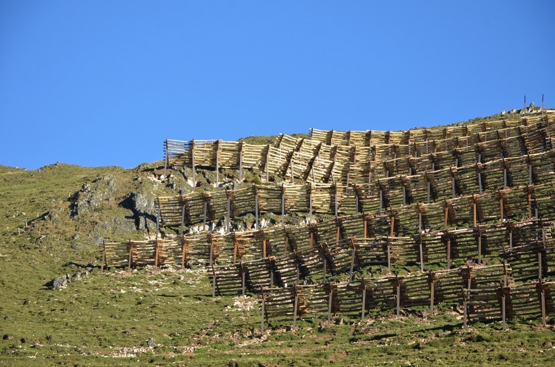 Lawinenverbauung oberhalb Talstation, westlicher Teil fertig