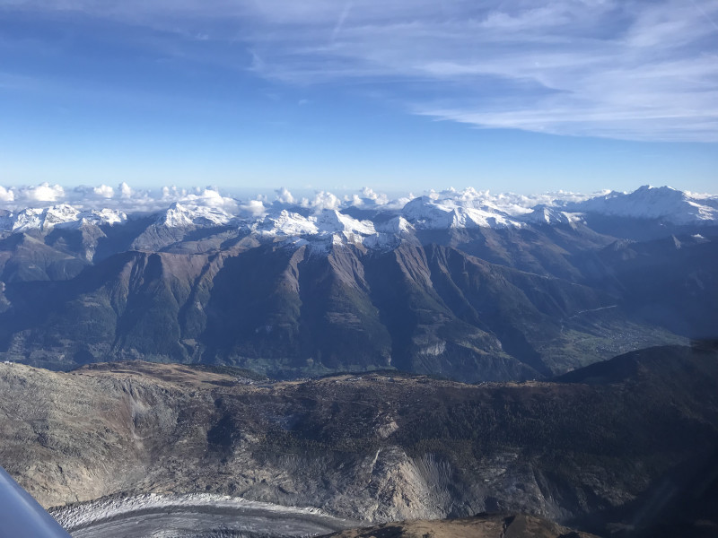 ...aber bis zu den Südhängen des Goms. Die Schneefallgrenze ist sehr gut zu erkennen.