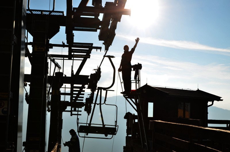 Bergbahn-Mitarbeiter im Gegenlicht