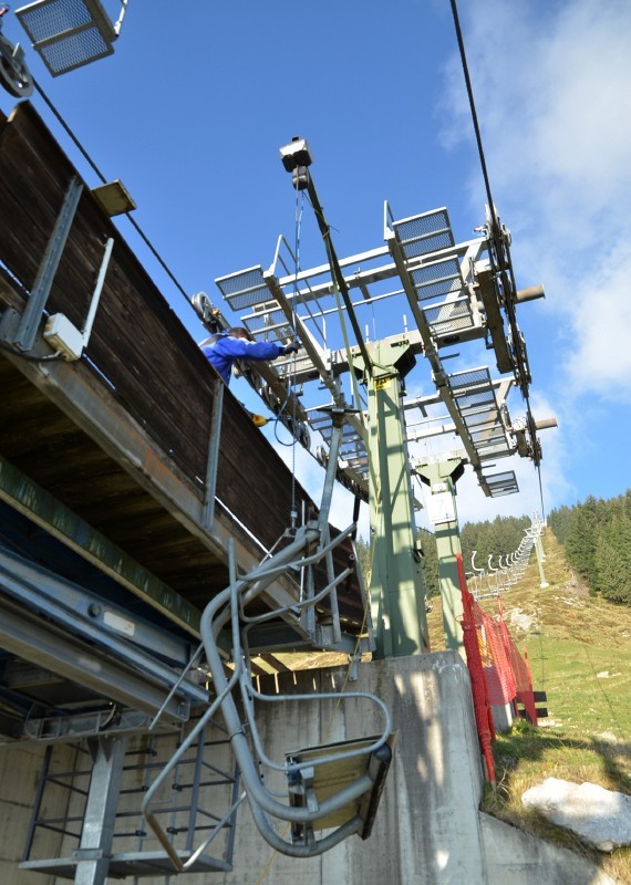 Weg vom Keller zum Seil mit Kettenzug