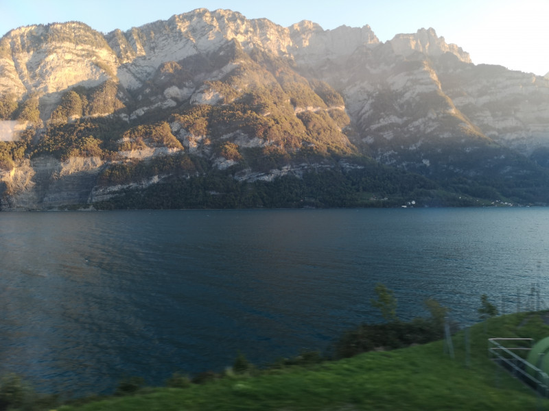 Am Walensee, Blick zum Leistchamm und den weiteren Gipfeln. Weiter hinten beim Chäserrugg ist das Gelände zwar bereits etwas flacher, von unten kann man sich trotzdem kaum vorstellen, das dort ein Wanderweg hochführen soll.