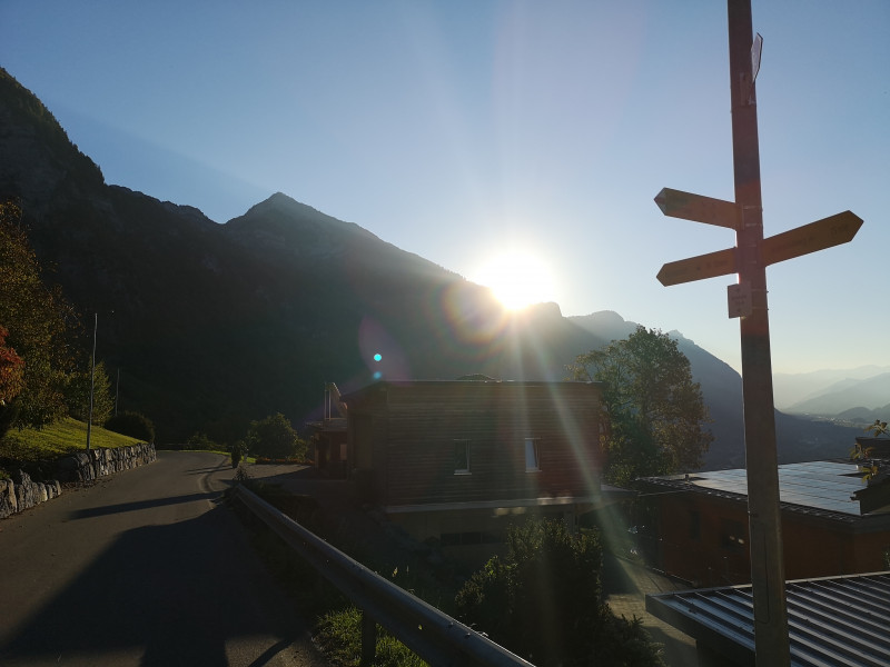 Ankunft in Walenstadtberg, Stauffacher um 8:31. Die Zeitangabe auf dem Wegweiser ist doch etwas sehr grosszügig. Zum Chäserrugg sollen es 5 Stunden sein, wir haben es in knapp 3,5 Stunden geschafft.