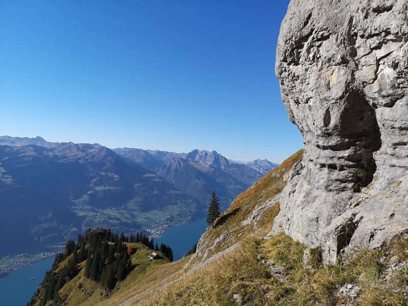 Blick zurück: Hütte auf Chammsässli, dahinter der Walensee und darüber der Mürtschenstock