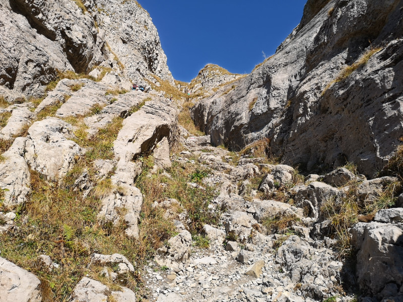 Beim Einstieg ins Valsloch. Warum dieser Weg als Bergwanderweg markiert ist, der vorhin aber als Alpinwanderweg erschliesst sich mir nicht ganz. Der Weg führt aber nur auf einem kurzen Stück durch so felsiges Gelände.