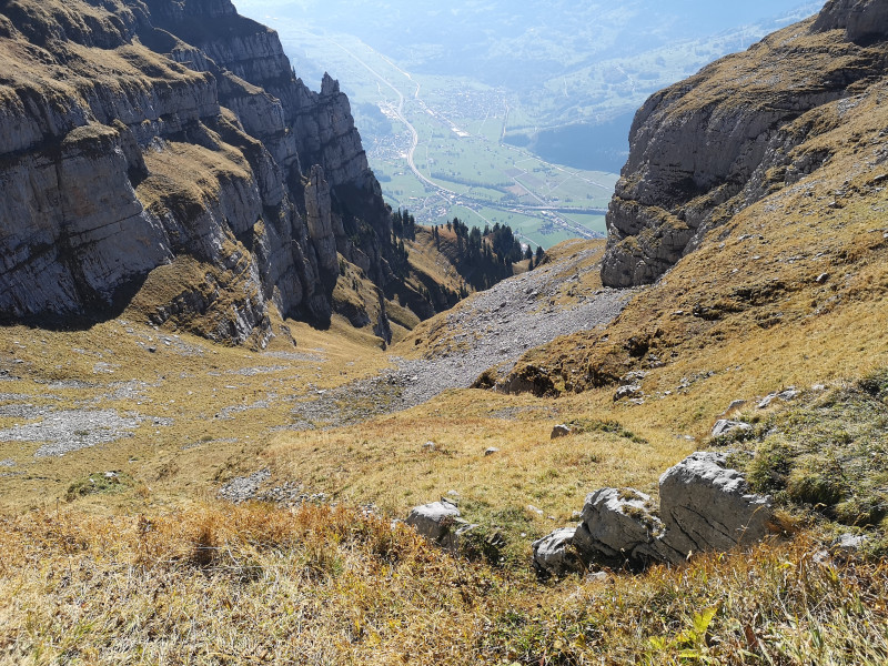 Blick zurück auf den wiederum sehr steilen Aufstieg. Im Hochsommer wahrscheinlich nicht zu empfehlen, ich nehme an dass es durch die Lage in diesem felsigen Kessel doch sehr heiss werden kann hier.