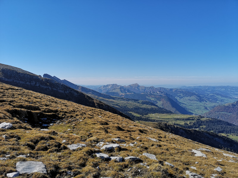 Blick durchs Toggenburg zum Mattstock und Speer oberhalb Amden