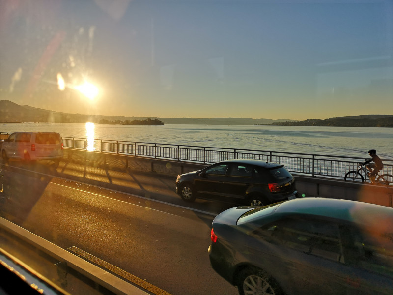 Abendstimmung aus dem Voralpen-Express auf dem Seedamm zwischen Rapperswil und Pfäffikon. Hier hatte es wieder genügend Platz.