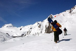 Aufstieg Zum Siedelgletscher: Rote linie: Trasse der skilift. Rote punkt = Talstation Skilift