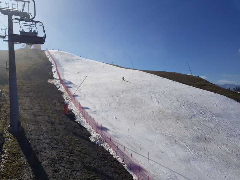 Teilweise gibt es schon braune Stellen, besonders die Umgehungspiste hat nicht mehr sonderlich viel Schnee.
