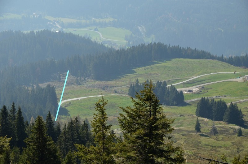 Talblick nach W vom Fleidinggipfel mit Trassenlage entsprechend Markierungen