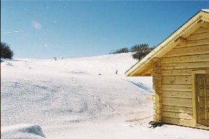 Piste 4 mit einem Holzhaus.jpg