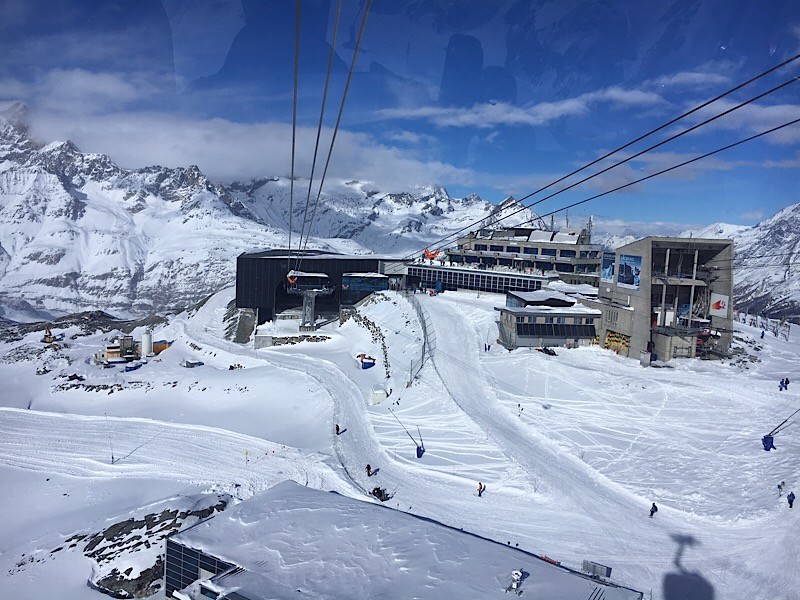 In der Bildmitte gut ersichtlich die pistenseitige Zufahrt zur Talstation 3S, welche mit Rolltreppe erreicht wird.
