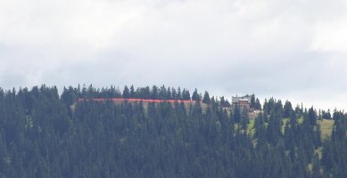 ... wo man mit Zoom den ebenfalls 2003 gebauten Speicher gut sehen kann. Die Pisten liegen nicht sichtbar hinter dem Berg.