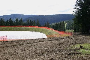 ... liegt etwa auf der halben Höhe des SCHL Pungart, etwas abseits der Piste. Im Hintergrund der Bereich von Ribniska Koca ...