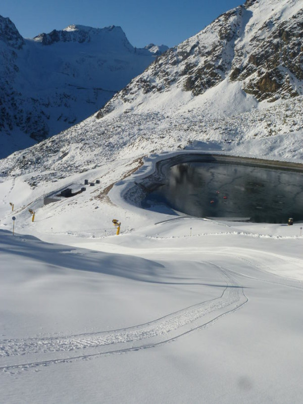 Start Seekogl-Piste mit dünner Schneeschicht und einzelnen Walzenspuren.