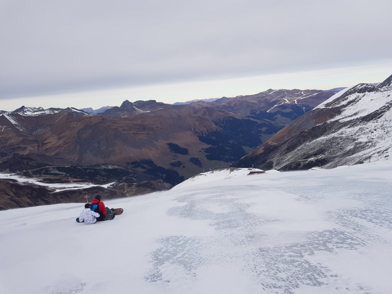 Blick über das Eisfeld an der TFH Abfahrt zu den Schneebändern am Rastkogel.