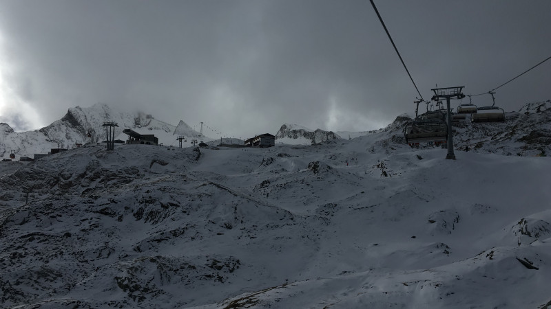 Man sieht die sehr geringe Naturschneehöhe