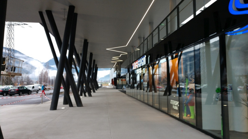 Galerie vom Busbahnhof am Sportfleiss vorbei. Sehr ansprechende Architektur. Einige Bauarbeiter legen noch letzte Hand an.