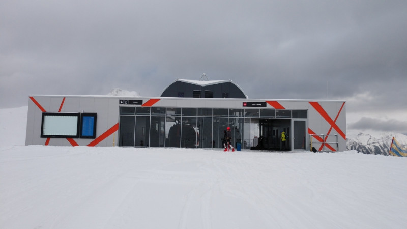 Die Bergstation ist etwas hingegen schlichter, was ich für das Landschaftsbild sehr vorteilhaft finde. Bin ab heute Gegner des geplanten Stegs zur Bergstation der Pendelbahn