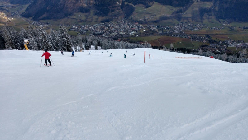 vom gleichen Standpunkt ins Tal fotografiert, immer noch ein ordentliches Gefälle, an den Bäumen erkennt man, wie steil das da ist.