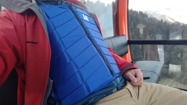 trägt etwas auf, aber kann dafür ganz gut über dem Midlayer getragen werden