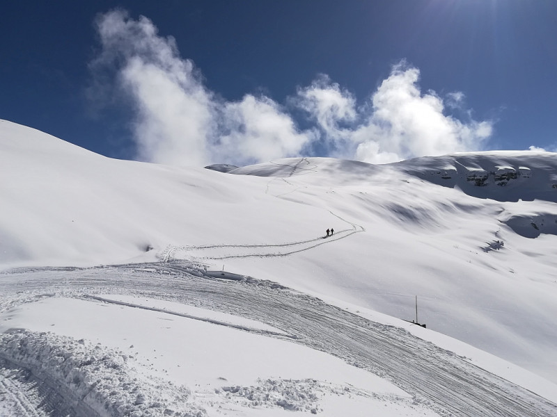 Gerrit und Sabine im Anstieg auf den kleinen Nebenhügel beim Rif. Auronzo