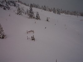Kinderspielplatz versinkt im Schnee.jpg