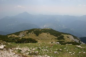 Noch ein Blick zurück Richtung SO mit dem letzten Teil von unserem Aufstiegsweg. Der Gipfel, den man im Hintergrund schwach erkennen kann, ist die 1696 m hohe Urslja Gora, noch weiter hinten das langgezogene Massiv von Pohorje.
