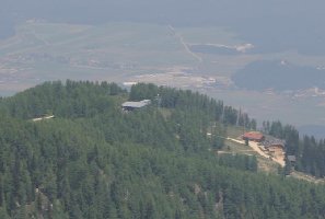 ... wo man deutlich die Bergstation der 6EUB und die Hütten im Skigebiet erkennen kann.