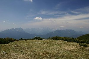 Von Li nach Re: Raduha (2062 m), dahinter der Kamm der Steiner Alpen, rechts Olseva (1929 m).