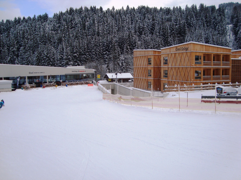 Zufahrt zur Hausbergbahn etwas verdeckt