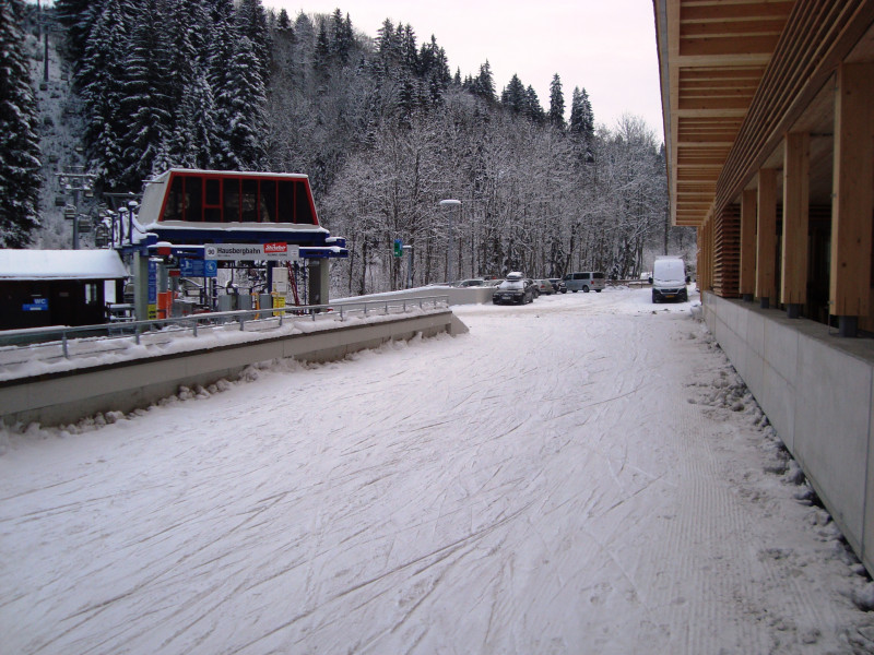 Ende des Schiebeweges mit Hausbergbahn. Wäre die Einfahrt etwas flüssiger gebaut worden wäre dies eine gute Lösung für die Skifahrer.