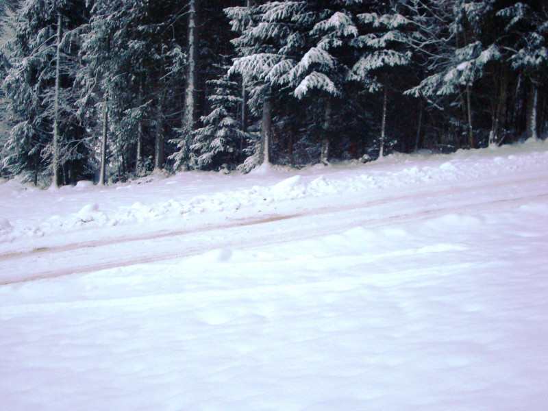 Straße oberhalb vom Hotel Bär. Hier wurde keine Überführung gebaut. Aber diese Piste glaube ich gibt es nicht mehr.