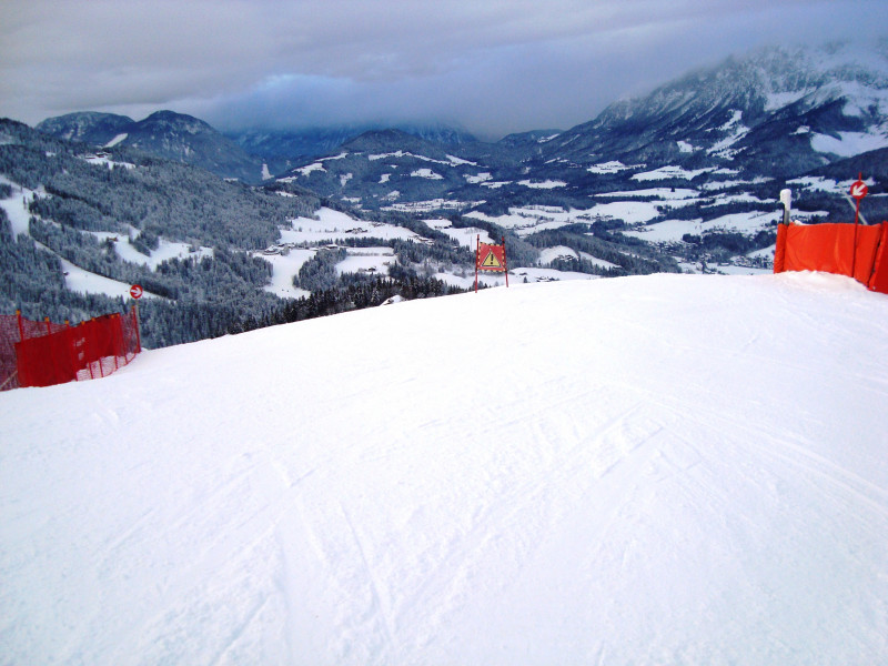 Zufahrt zur ersten Straßenüberführung. Eher schmal und zusätzlich noch ein sinnloses Hinweisschild in der Mitte.