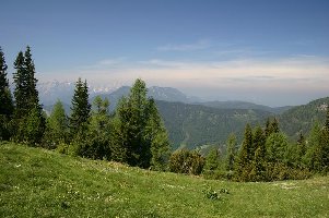 Blichk Richtung Kamniske Alpe (Steiner Alpen), gut zu sehen wie von SW die Bewölkung zunimmt.