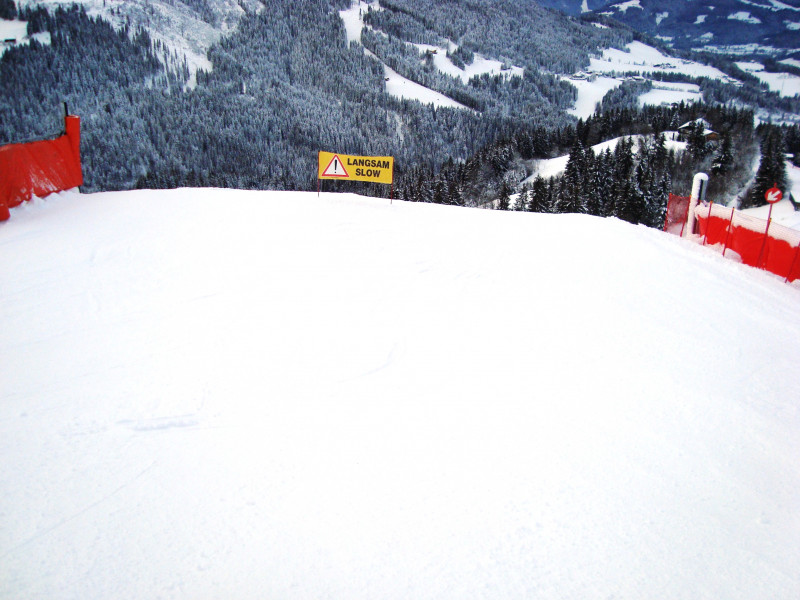 Zweite Straßenüberführung. Wieder eher schmal und sinnlose Tafel in der Pistenmitte.