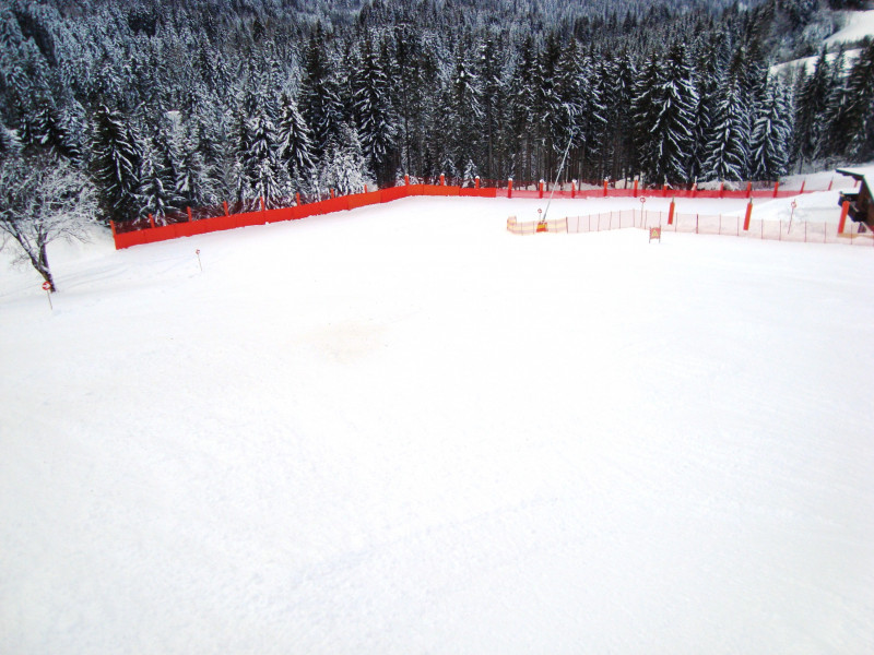 Der steile dunkelrote Pistenabschnitt nach der zweiten Überführung.